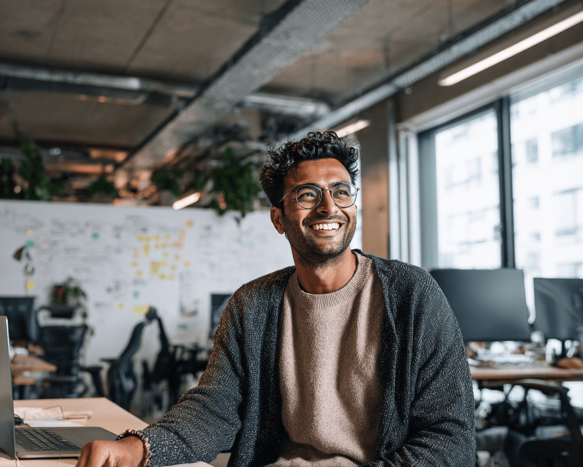 Personne souriante dans un bureau